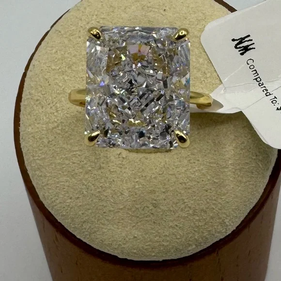 18k 7ct Radiant Cut Ring - Picture 8 of 10